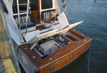 Jarrett Bay 43 HTX - hydraulic cockpit floor