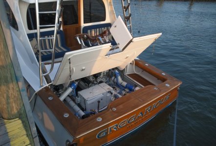 Jarrett Bay 43 HTX - hydraulic cockpit floor