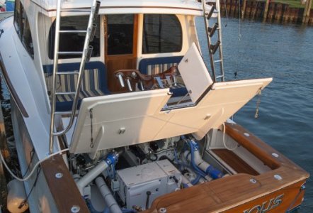 Jarrett Bay 43 HTX - hydraulic cockpit floor