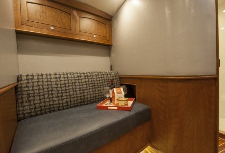 Jarrett Bay 43 HTX - sofa bunk