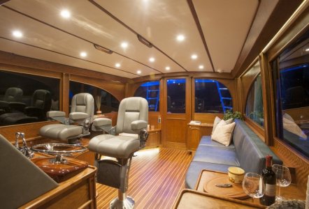 Jarrett Bay 43 HTX - salon & interior helm