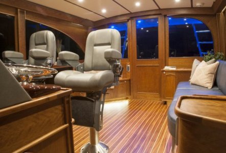 Jarrett Bay 43 HTX - salon & interior helm